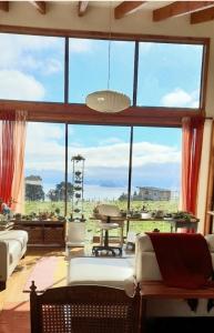 salon z dużym oknem z widokiem w obiekcie Habitación doble en Parcela en Lago Ranco w mieście Lago Ranco