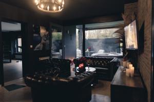 Posezení v ubytování Erwachsenenhotel BDSM Apartment Hotel Emotion Apartments mit privater Sauna und Whirlpool