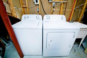 duas máquinas de lavar roupa brancas sentadas ao lado uma da outra em fortune_4leaf em Richmond Hill