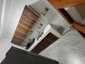 ダカールにあるAPPARTEMENTS DE REVE A ALMADIES DAKARの木製キャビネットを備えたキッチンの俯瞰図