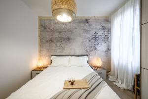 ein Schlafzimmer mit einem Bett und einer Ziegelwand in der Unterkunft Nella CORTE DEL MULINO, 1 passo dal centro con parcheggio in Modena