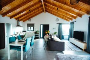 a living room with wooden ceilings and a table and chairs at Casita Las Toscas in La Matanza de Acentejo