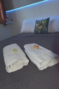 a bed with towels on top of it at Perle proche gare maritime et croisières in Pointe-à-Pitre +11 photos