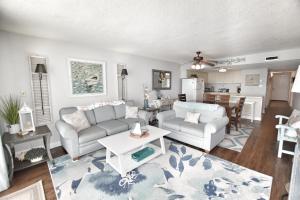 sala de estar con 2 sofás y cocina en 0602 Waters Edge Resort condo, en Myrtle Beach