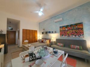 Apartamento Cadaques caribe Bayahibe في باياهيب: غرفة معيشة مع أريكة وطاولة مع كراسي