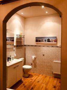 La salle de bains est pourvue de toilettes et d'un lavabo. dans l'établissement Chambres d'Hôtes Bastia et Bonifacio, à Retiers