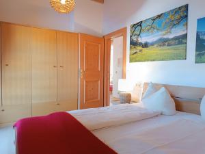 ein Schlafzimmer mit einem Bett und einem Wandgemälde in der Unterkunft Falkenhorst in Fischen im Allgäu
