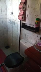 a small bathroom with a toilet and a sink at Sonho na Serra Chalé 1 in Gonçalves