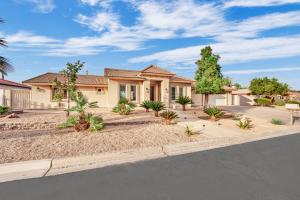 una casa con muchas plantas delante de ella en Oasis Retreat at Henderson Greens, en Las Vegas