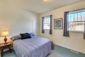 1 Schlafzimmer mit einem Bett, einem Schreibtisch und 2 Fenstern in der Unterkunft Cute Bridgeport Home Near Courthouse and Jail Rock! in Bridgeport