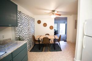 クラマスフォールズにあるCozy Comfort Minutes From Downtown Klamath Fallsのキッチンにテーブルと椅子があるダイニングルーム +9枚の写真