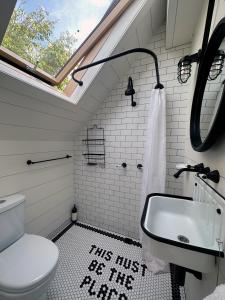 y baño con lavabo y aseo. en A Majestic Victorian Private Rear Access Quarters en Melbourne