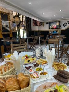 une table remplie de différents types de pain et de viennoiseries dans l'établissement Riad Soir De Marrakech, à Marrakech