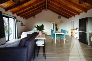 uma sala de estar com um sofá e uma mesa em Casita Las Toscas em La Matanza de Acentejo