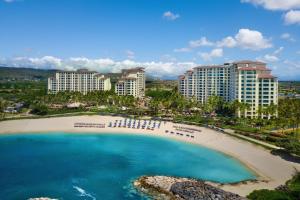 een luchtzicht op een strand voor de appartementen bij Marriott's Ko Olina Beach Club in Kapolei
