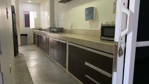 A cozinha ou cozinha compacta de Viajero San Andres Hostel