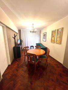 a dining room with a table and chairs and a television at Hermoso, amplio y nuevo departamento, en la mejor ubicacion de la ciudad de Mendoza in Mendoza