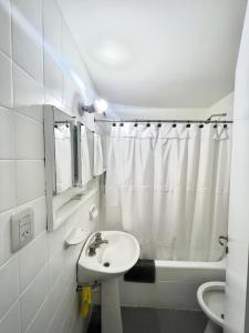 a bathroom with a sink and a toilet and a tub at Hermoso, amplio y nuevo departamento, en la mejor ubicacion de la ciudad de Mendoza in Mendoza