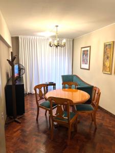 comedor con mesa y sillas en Hermoso, amplio y nuevo departamento, en la mejor ubicacion de la ciudad de Mendoza en Mendoza