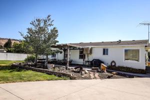 una casa con giardino di fronte di The Dutch House Family Hideaway a Klamath Falls