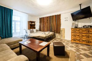 ブダペストにあるGul Baba Saray Apartmentsのリビングルーム(ソファ、テーブル、テレビ付)