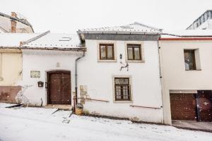 ブダペストにあるGul Baba Saray Apartmentsの雪の白家