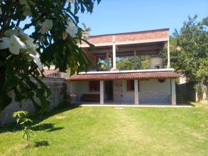 an external view of a house with a yard at Cantinho da Lu em Santa Mônica in Guarapari