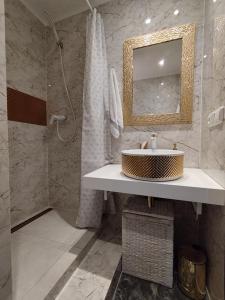 y baño con lavabo y espejo. en Prievidza Home, en Prievidza