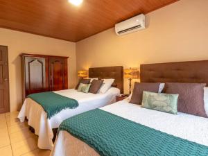 Ένα ή περισσότερα κρεβάτια σε δωμάτιο στο Casa Heliconias La Fortuna Private Pool +33 φωτογραφίες