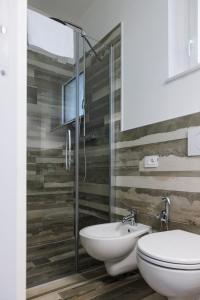 a bathroom with a toilet and a sink at Essentia Rooms & Relax in Vasto