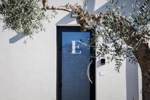a door with a tree in front of it at Essentia Rooms & Relax in Vasto