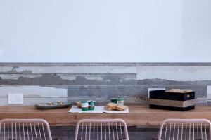 a counter with a table with sandwiches and a microwave at Essentia Rooms & Relax in Vasto