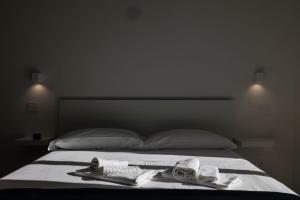 a bedroom with a bed with towels on it at Essentia Rooms & Relax in Vasto