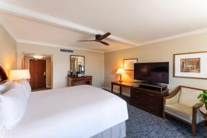 TV a/nebo společenská místnost v ubytování Monterey Plaza Hotel & Spa
