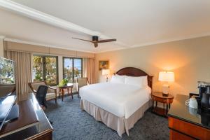 Postel nebo postele na pokoji v ubytování Monterey Plaza Hotel & Spa