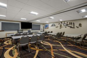 a conference room with tables and chairs and a screen at Best Western Hermiston Inn in Hermiston