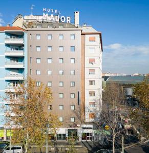 un cartello con un marauder in cima a un edificio di Best Western Hotel Major a Milano