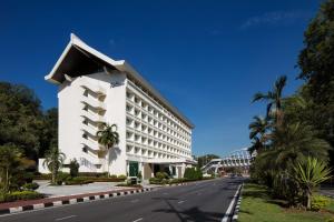 ein weißes Gebäude an der Seite einer Straße in der Unterkunft Radisson Hotel Brunei Darussalam in Bandar Seri Begawan