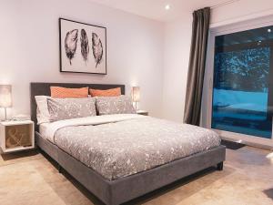 une chambre avec un grand lit et une fenêtre dans l'établissement Le Roselin Exitchalets Spa & Lake, à Notre-Dame-de-la-Merci 59 autres photos