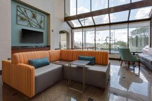 A seating area at Drury Inn & Suites Columbia Stadium Boulevard