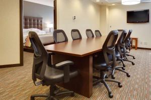 una sala de conferencias con una mesa larga y sillas en Drury Inn & Suites Columbia Stadium Boulevard, en Columbia