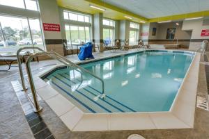 a swimming pool in a hotel lobby at Drury Inn & Suites Pittsburgh Airport Settlers Ridge in Pittsburgh