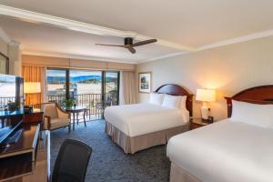 Postel nebo postele na pokoji v ubytování Monterey Plaza Hotel & Spa
