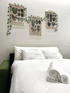 um quarto com uma cama branca com duas toalhas em 0M Plant Turin em Turim