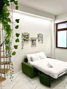 um quarto com uma cama com um repousa-pés verde em 0M Plant Turin em Turim
