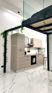uma cozinha com lareira num quarto em 0M Plant Turin em Turim