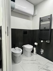 uma casa de banho com um WC e um lavatório em 0M Plant Turin em Turim