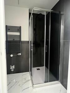 um chuveiro com uma porta de vidro na casa de banho em 0M Plant Turin em Turim
