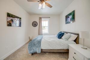 una camera da letto con un letto e un ventilatore a soffitto di Private Hot Tub and Deck Teton Valley Getaway ad Ashton