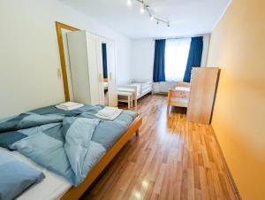 ein Schlafzimmer mit einem großen Bett und Holzboden in der Unterkunft 110m2 apartment in Graz-Saint Peter - free parking in Graz